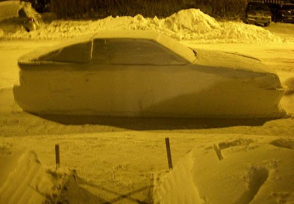 Kanadalı bir eleman, kar küreme görevlilerini trollemek için bir kardan bir araba yaptı.