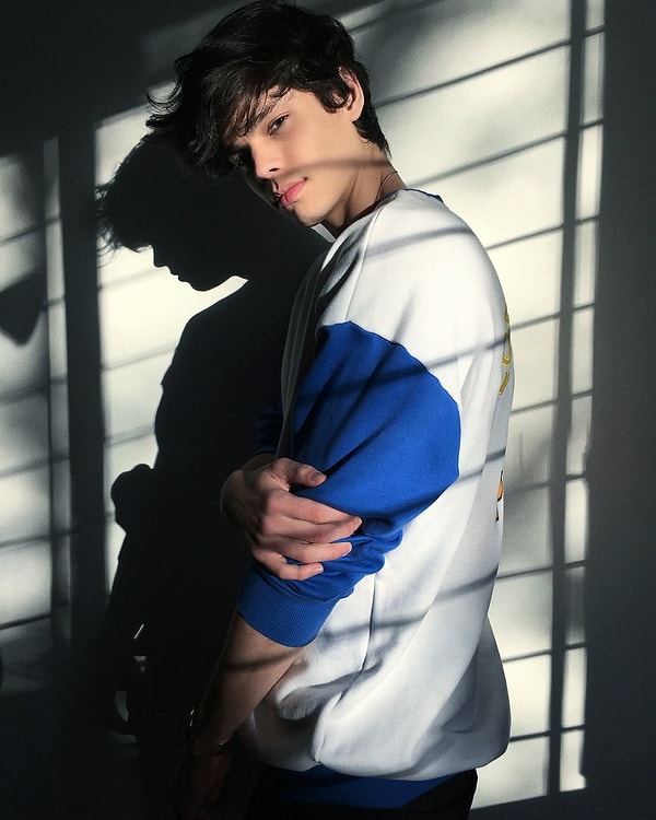 1. Направляет стопы в сторону двери или от вас