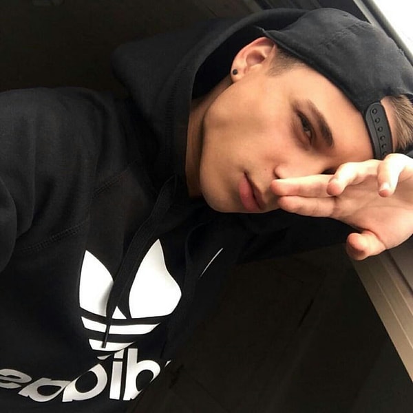 3. Часто чешет нос или дотрагивается до лица при разговоре с вами