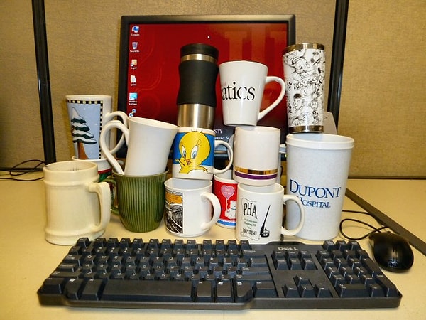 7. Они оставляют грязные чашки на столе