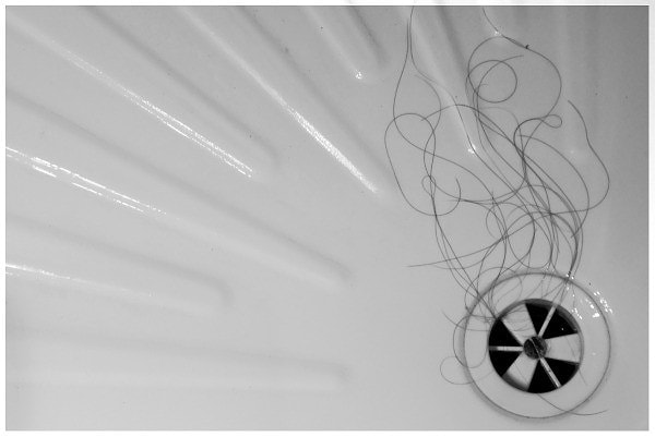 8. Они оставляют волосы в раковине и ванне