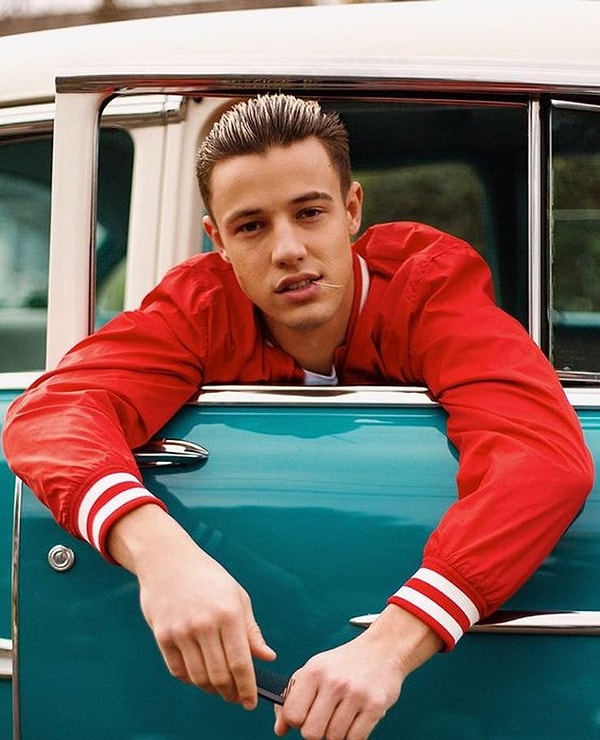 6. Не направляет плечи в вашу сторону