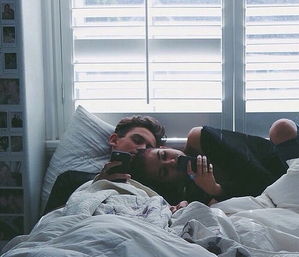 9. Отворачивает от вас экран мобильного телефона