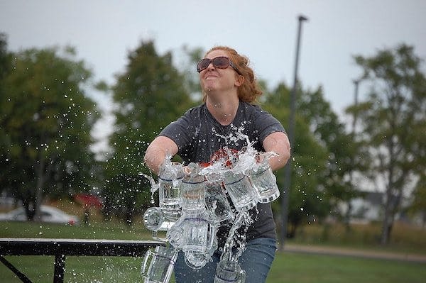7. В следующий раз, когда ваш друг решит набрать побольше чашек, чтобы не ходить лишний раз из комнаты в комнату, покажите ему этот снимок