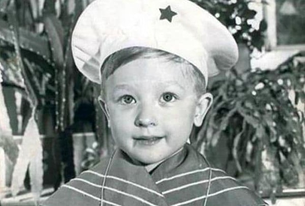 1. Итак, кто на этом фото?