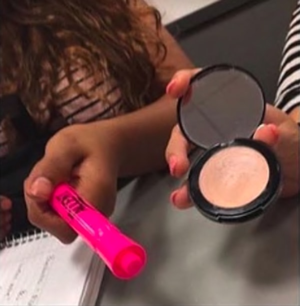 3. Есть два типа девушек, приходящих на помощь, услышав фразу "Дай, пожалуйста, хайлайтер!"