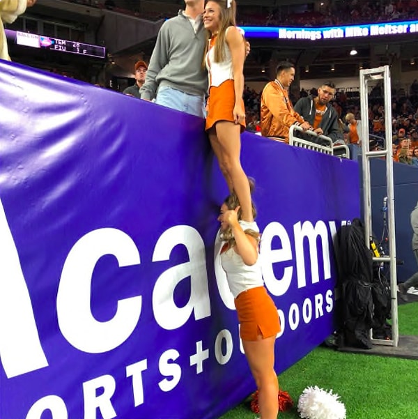 7. Статус в отношениях: девушка, у которой стоят на шее...