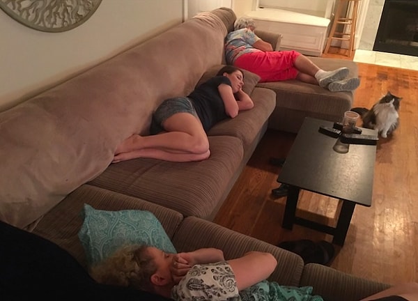 10. "Моя жена любит дремать абсолютно в любом месте. И вот к нам в гости пришли её мама и бабушка. Теперь-то я понимаю, что яблочко от яблоньки..."