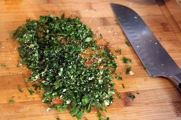 4. Чтобы было удобнее измельчать травы, посыпьте немного соли на разделочную доску