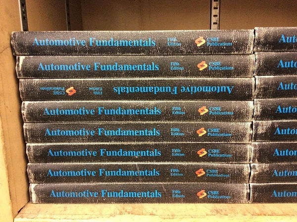 4. Кто-то просто разложил книги, он ведь не знал, что на них будут смотреть перфекционисты...