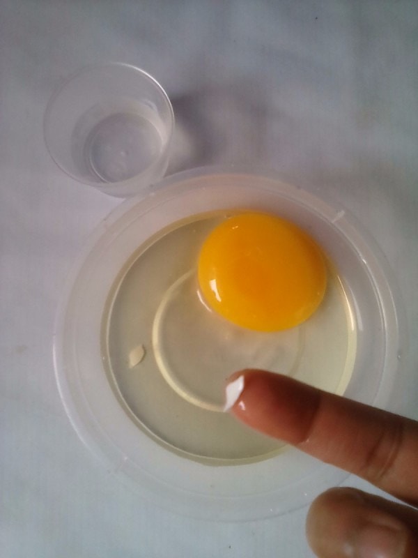 13. Чтобы легко убрать частицы скорлупы из миски, просто намочите пальцы водой