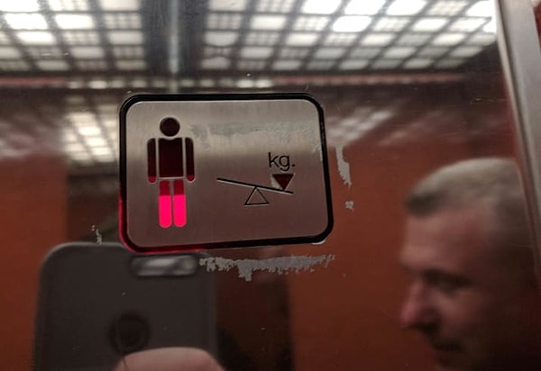 1. Этот индикатор показывает уровень заполнения кабины лифта