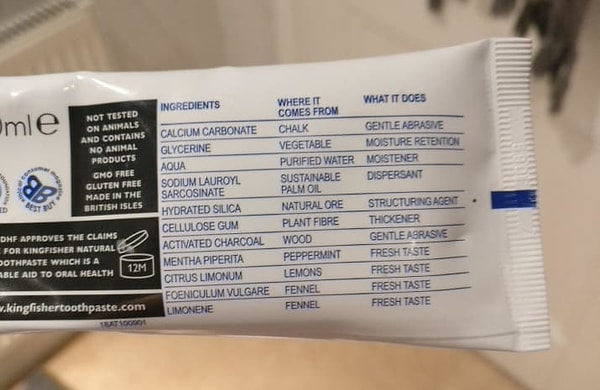 2. Зубная паста, в составе которой подробно описываются все ингредиенты: от их функций до того, откуда они берутся