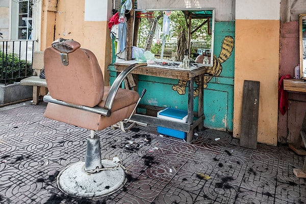 9. Вот еще несколько красочных фотографий местных парикмахерских, которые помогают жителям Пномпеня быть всегда на стиле 👍👍👍