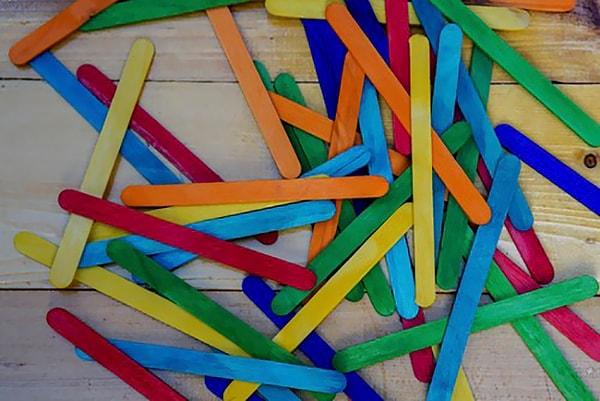 Çubukları renkli renkli boyamış. Her renk de bir kategoriyi temsil ediyor.