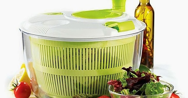 7. Bu ürünü övmeye nereden başlasam bilemiyorum... Tupperware süzgeçli salata kabı!