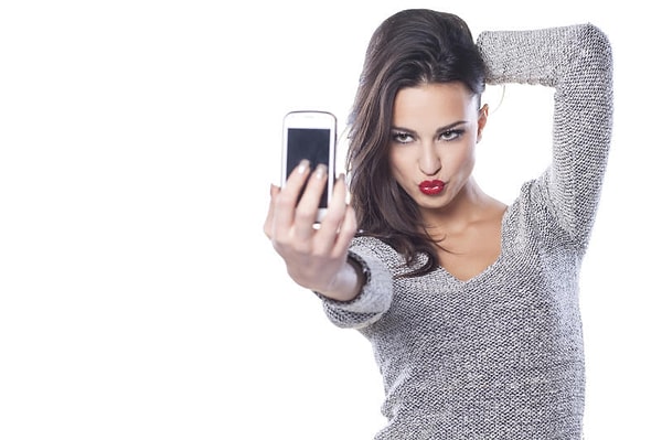 6. Разновидность расстройства под названием "пограничное расстройство" (borderline) заключается в фотографировании себя три раза в день, но без последующей публикации в сети.