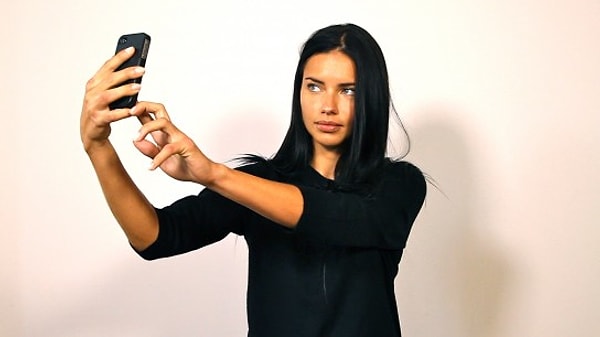 8. Разновидность расстройства под названием "хроническая форма" (chronic) заключается в неконтролируемых позывах к фотографированию самого себя с последующим публикованием фотографий в соцсетях.