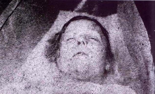 1. 31 Ağustos 1888 günü, Mary Ann Nichols'un cesedi 2 adam tarafından bulundu. Kadının boynu vahşice kesilmişti.