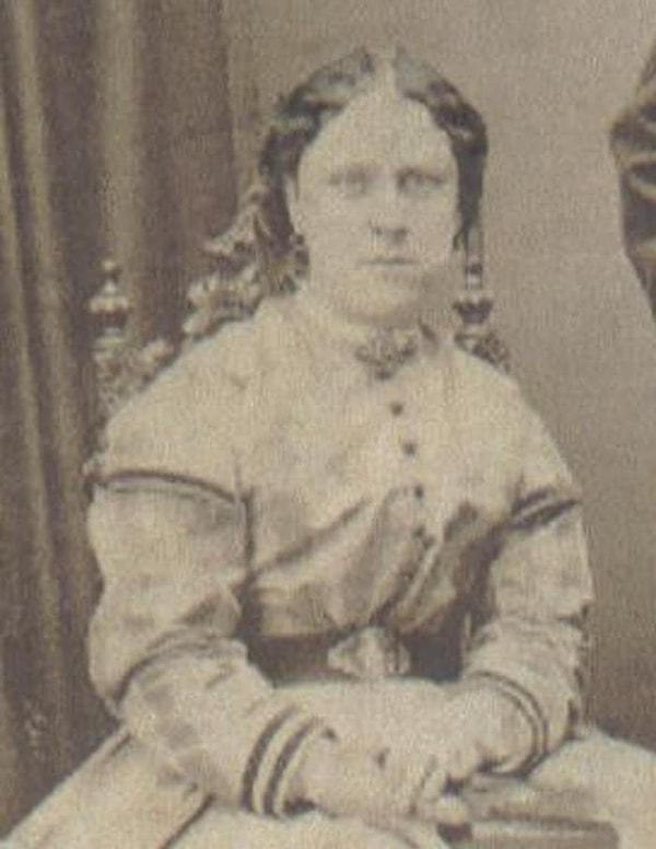 2. 8 Eylül 1888'de bulunan kurban ise Annie Chapman adında bi kadındı. Bu defa kadının boğazı kesilmiş ve rahmi yerinden çıkarılmıştı.