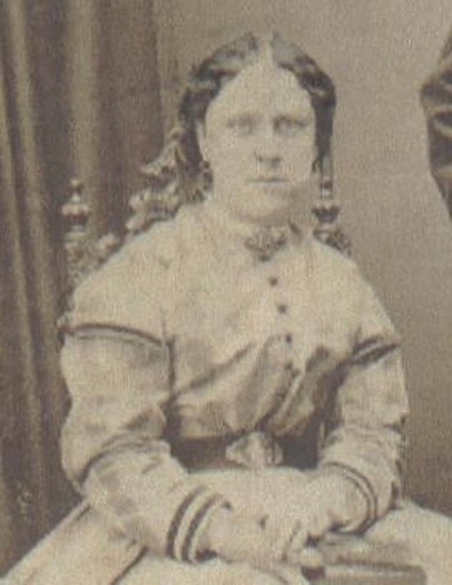 2. 8 Eylül 1888'de bulunan kurban ise Annie Chapman adında bi kadındı. Bu defa kadının boğazı kesilmiş ve rahmi yerinden çıkarılmıştı.