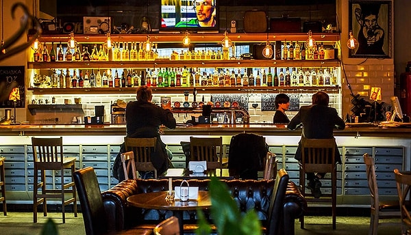 2. Внезапно вам звонит друг и предлагает встретиться, но вы не планировали совсем этого, а отказать ему не можете. Местом для встречи выберете: