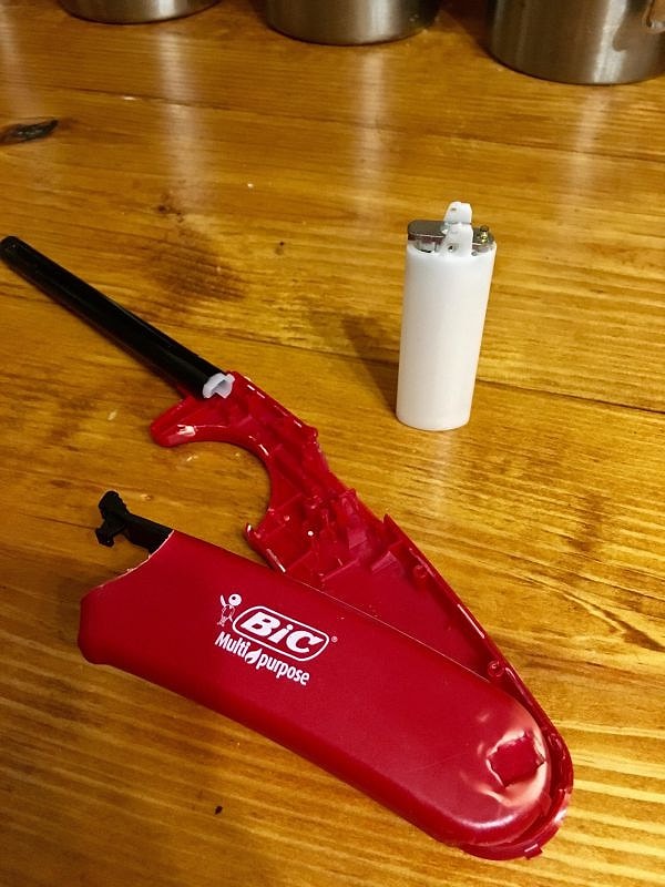 8. Оказывается, внутри больших зажигалок находятся маленькие (самые обыкновенные) зажигалки: