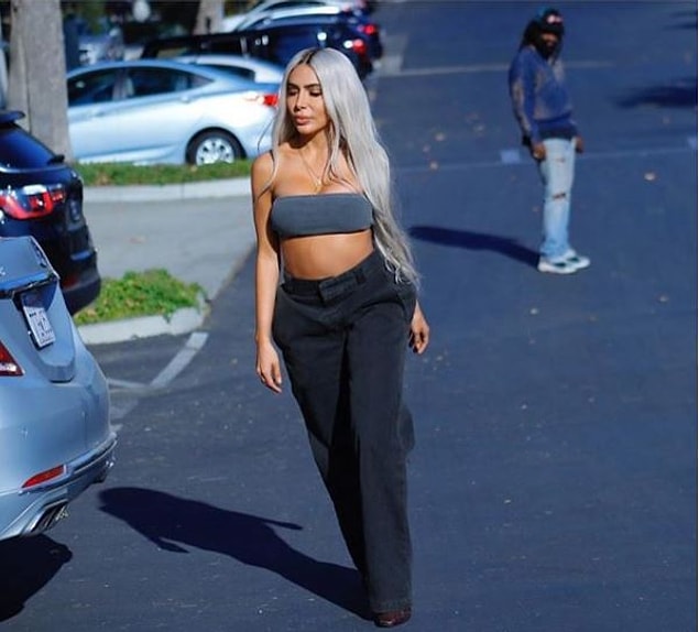 Kim klonu adlı proje Kanye West'in Yeezy markasının 6. sezonunun bir promosyon çalışması.