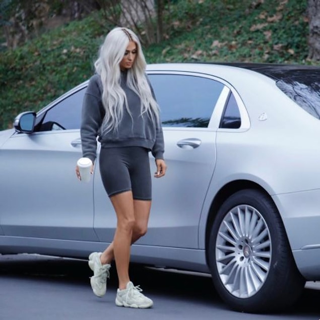Kısaca eskiden Kim Kardashian'ı işe alan Paris Hilton bu kampanyada çalışarak Kim Kardashian tarafından işe alınmış oldu.