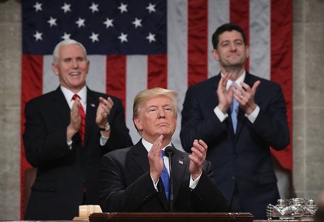 Trump sözlerini noktaladıktan sonra kendini alkışlamaya başladı ve bunu 6 dakika boyunca sürdürdü.