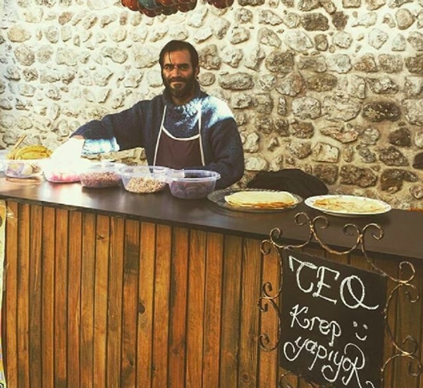 Oyunculuktan bıkmadığını, her zaman devam edeceğini belirtiyor ve derinleşmenin, küçülmenin, minimalizmi tercih etmenin mutluluk getirdiğine inanıyor.