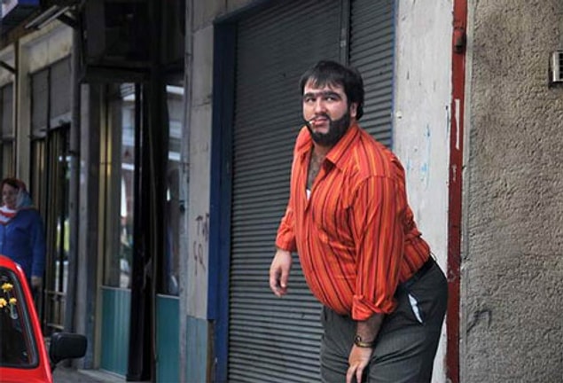 10. O meşhur pantolon arasından organ düzeltme hareketini, pedlerini düzeltmek için daha da sık yaparlardı.