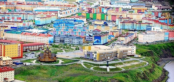 11. Сложно. В этом городе дома красят только в яркие цвета, чтобы суровый климат меньше давил на жителей. Что за город?