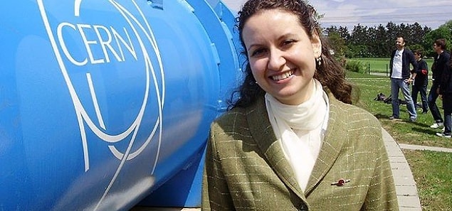 Doç. Dr. Bilge Demirköz ODTÜ’deki akademisyenliğinin yanı sıra CERN’de araştırmacı olarak görev alıyor. Geçen sene Uluslararası Bilim Kadınları Ödülleri töreninde yükselen yetenek ödülüne layık görülen ve mütevazılığın kitabını yazan akademisyen, Twitter’ı aktif olarak kullanıyor.