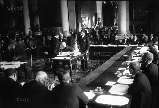Bu politika sonucu 10 Ağustos 1920'de imza koyulan Sevr Antlaşması kelimenin tam manasıyla Osmanlı Devleti'ni yoğun bakıma sokuyordu.