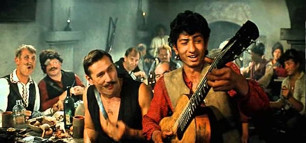 4. Сколько неуловимых мстителей было в одноимённом фильме Эдмонда Кеосаяна?