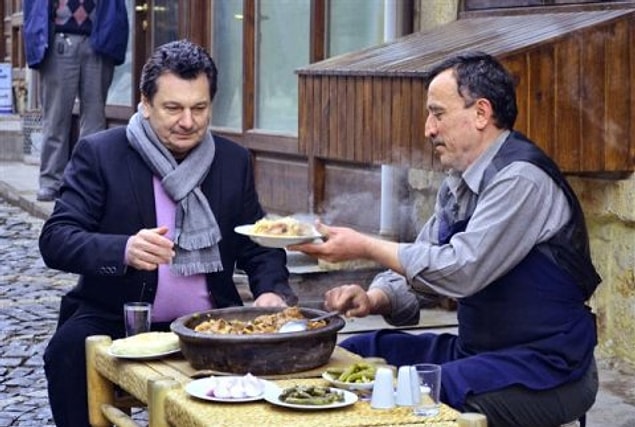 Özel muamele yapmasınlar diye gideceği restoranlara çoğu zaman farklı bir isimle rezervasyon yaptırıyor.