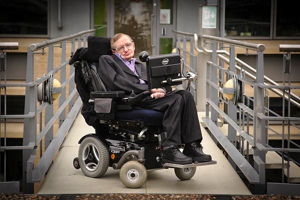 2. Stephen Hawking 2009’da bir zaman yolculuğu deneyi yaptı.