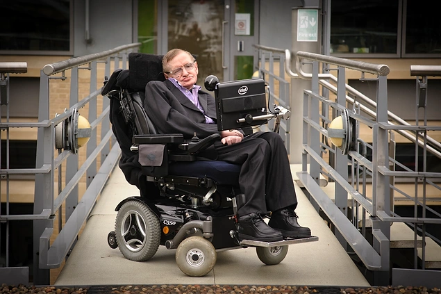 Stephen Hawking 2009’da bir zaman yolculuğu deneyi yaptı.