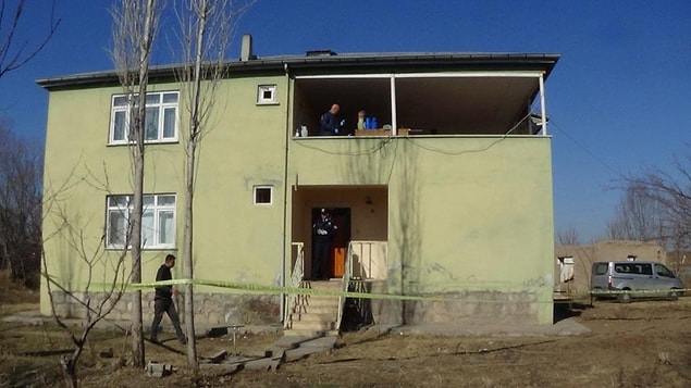 Şefika S.’nin çocuklarının il dışında ve yurtdışında olması nedeniyle yalnız yaşadığı, iki katlı evinin birinci katında yaşayan kiracısının da olay günü evde olmadığı belirtildi.