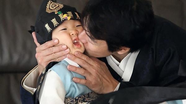 Song Il Gook, her fırsatta çocuklarına olan sevgisini göstermekten çekinmiyor.