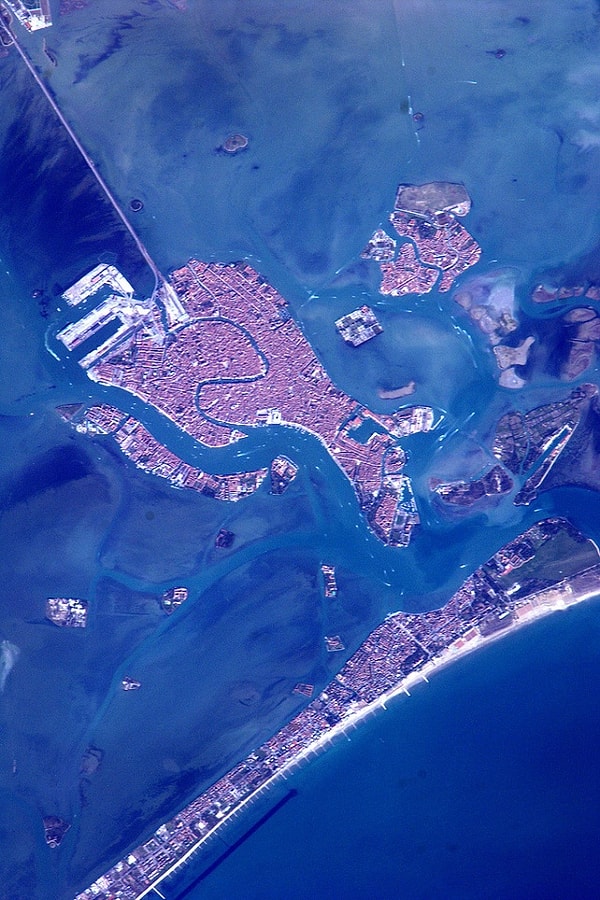 5. Что за город на фото?