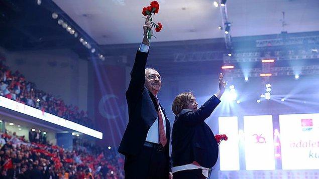 Kılıçdaroğlu karanfil dağıtarak partilileri selamladı