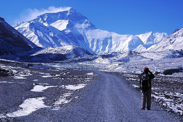 1. Everest Dağı’nın zirvesine çıkan 5 binden fazla dağcı arasında 13 yaşında bir çocuk, 73 yaşında bir kadın ve görme engelli biri bulunmaktadır.