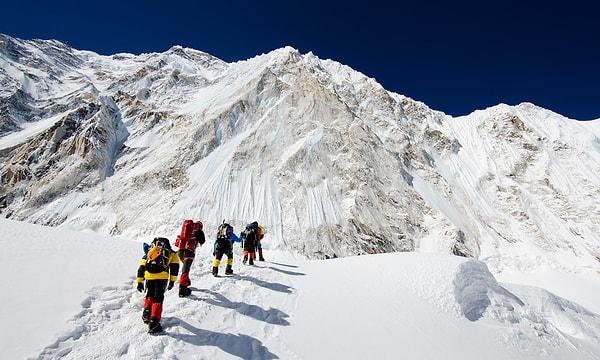 3. Everest Dağı Tibetçede “Evrenin Tanrıçası” anlamına gelen “Chomolungma” olarak, Nepal’de ise “Gökyüzünün Tanrıçası” anlamına gelen “Sagarmatha” olarak adlandırlır.