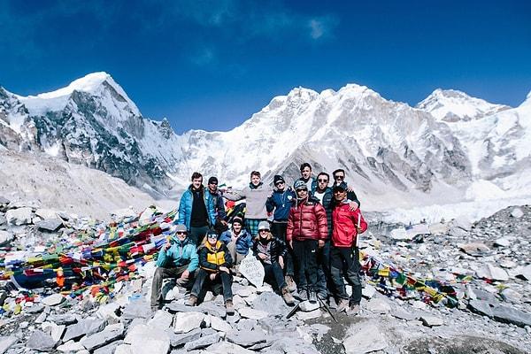 2. Everest Dağı üzerinde tırmanırken hayatlarını kaybetmiş dağcıların cansız bedeni de bulunmaktadır.