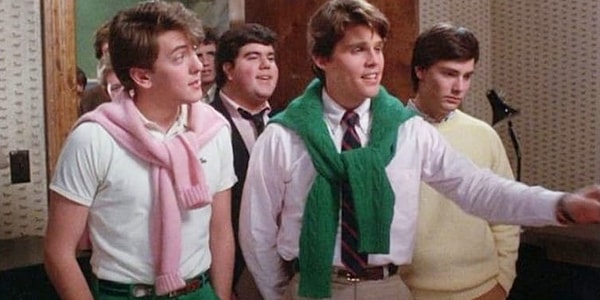 11. Свитера, завязанные на шее