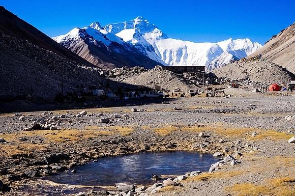 9. Everest Dağı, Dünya’nın en yüksek dağı olmasının yanında üzerinde bulunan 50 ton çöple Dünya’nın en kirli dağlarından biri olma özelliğini de taşımaktadır.