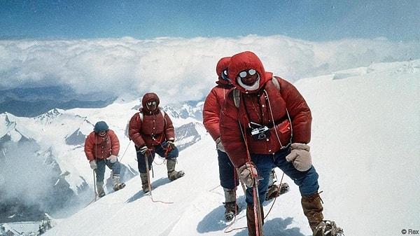 9. Everest'e tırmanmanın bedeli; eğer tek başınıza giderseniz yaklaşık olarak 30 bin $ olur.