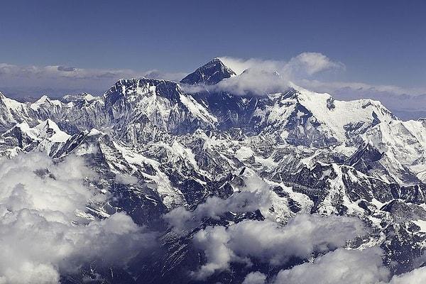 10. Everest'in en tepesinden inmek 3 gün sürmektedir.